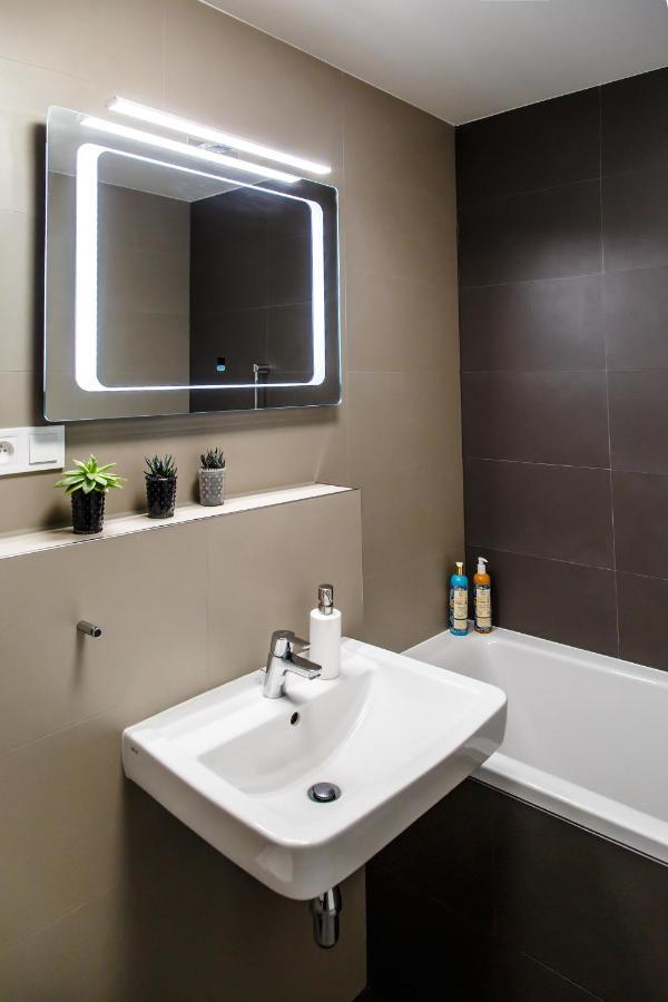 The Town Hall Residence -Welcome Home Apartment-Free Outdoor Parking-Ac Caşonia Exterior foto